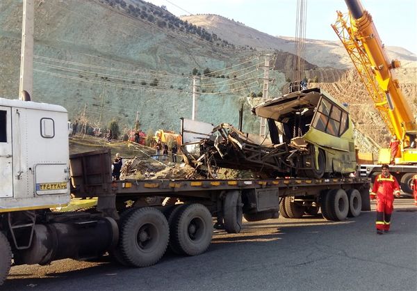 تصاویر از اتوبوس واژگون شده در دانشگاه آزاد