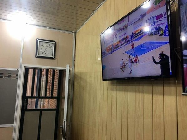 محصور شدن دو خبرنگار خانم / قفلِ در خراب بود
