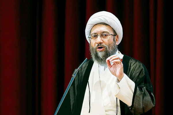 آیتالله آملی: ما بیکار نیستیم، شما بیکارید دور برجام سینه می زنید